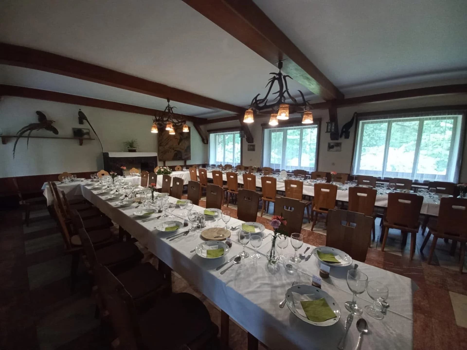 Elegantní sál Myslivny s lustry z jeleního paroží